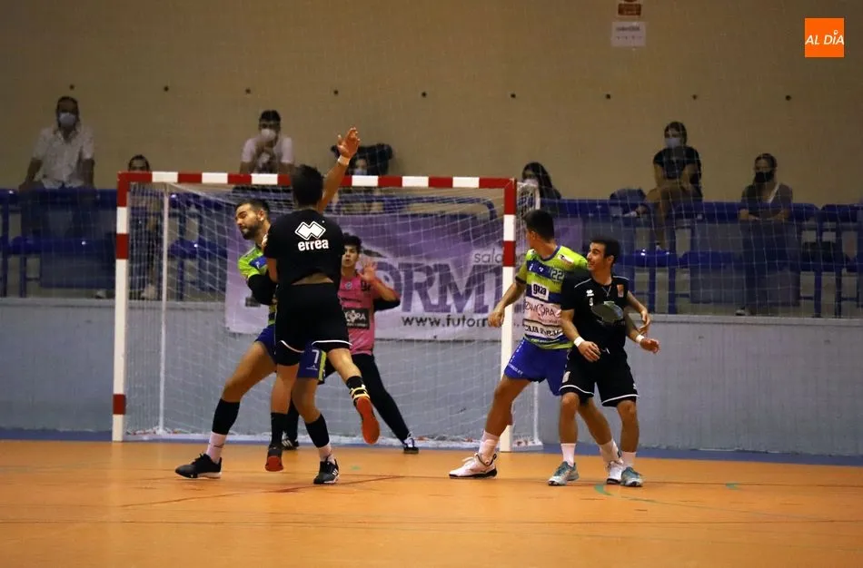 Foto 10 - El BM Salamanca cae con el BM Zamora en un partido con p&uacute;blico en las gradas (22-31)&nbsp;