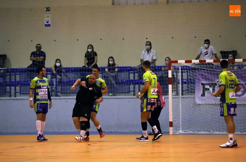Foto 2 - El BM Salamanca cae con el BM Zamora en un partido con p&uacute;blico en las gradas (22-31)&nbsp;