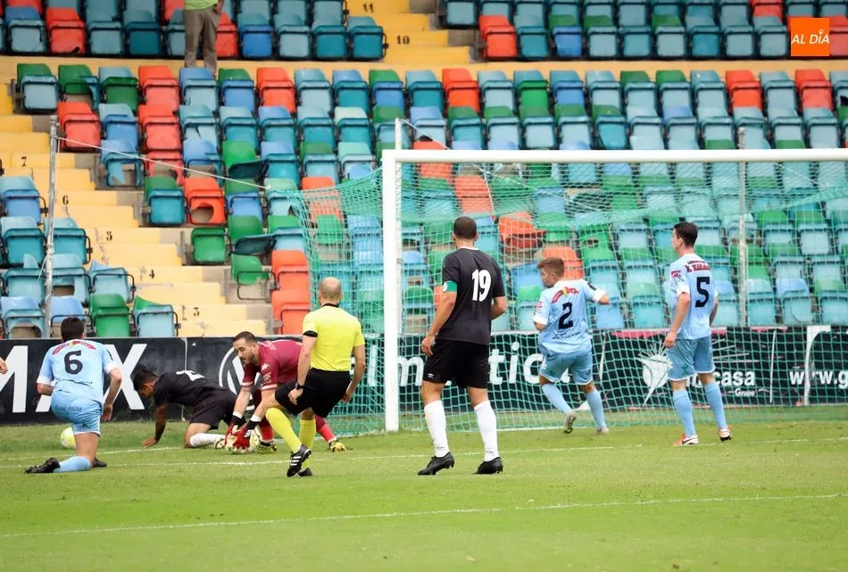 Foto 9 - El Salamanca UDS se gusta y se queda sin fuelle frente al Astorga (0-0)