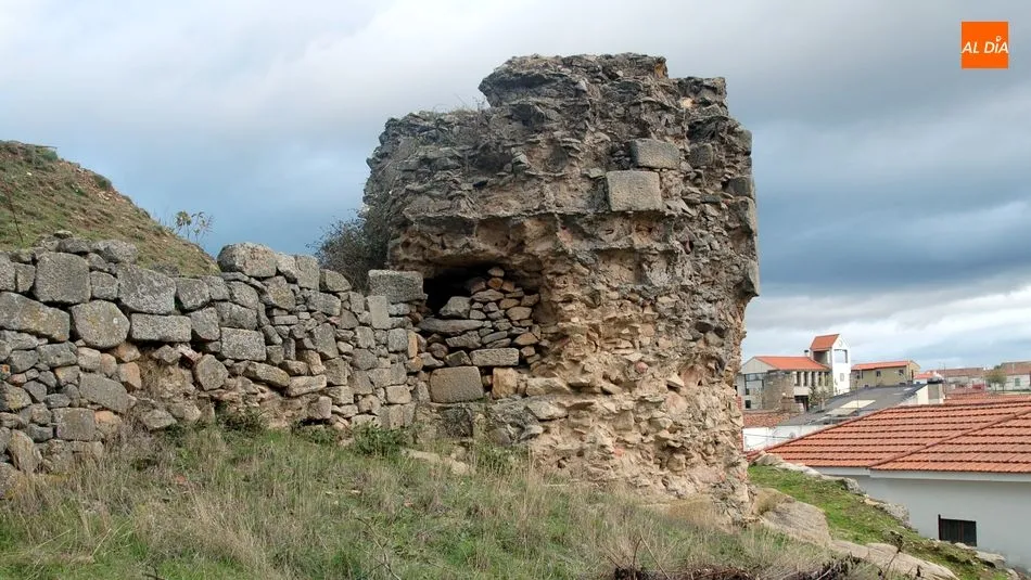 Una de las torres del recinto fortificado de Cerralbo / E. Corredera