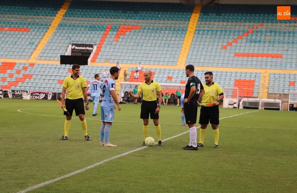 Uxío, durante el sorteo de campos con el Astorga