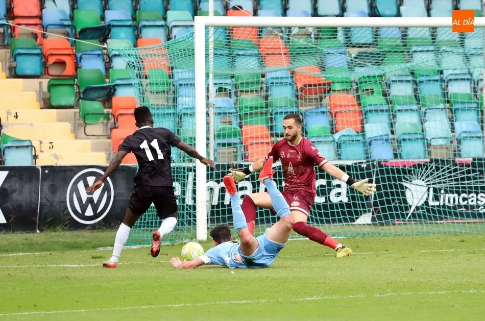 Ohemeng trata de ver puerta en el partido del miércoles