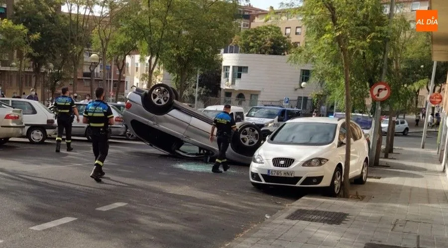 Foto 11 - Espectacular vuelco de un todoterreno en la calle Alfareros
