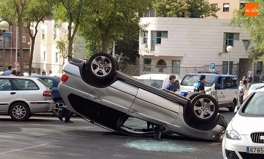 Foto 9 - Espectacular vuelco de un todoterreno en la calle Alfareros