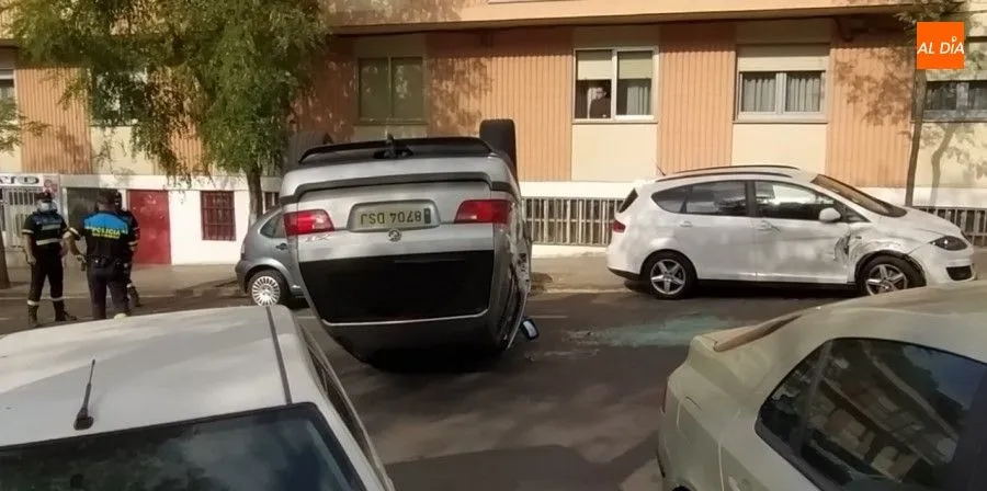 Foto 7 - Espectacular vuelco de un todoterreno en la calle Alfareros