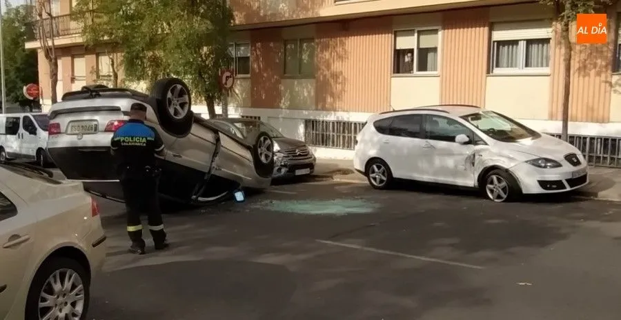 Foto 6 - Espectacular vuelco de un todoterreno en la calle Alfareros