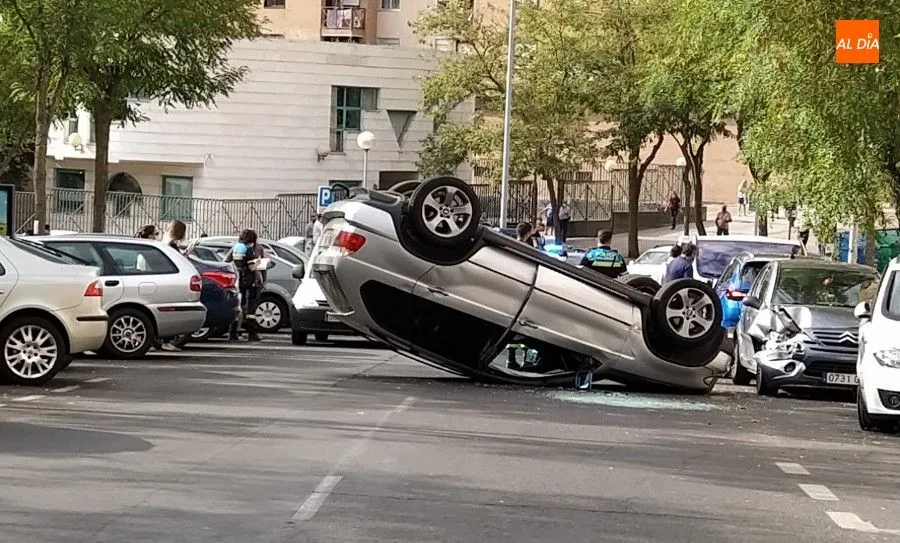 Foto 5 - Espectacular vuelco de un todoterreno en la calle Alfareros