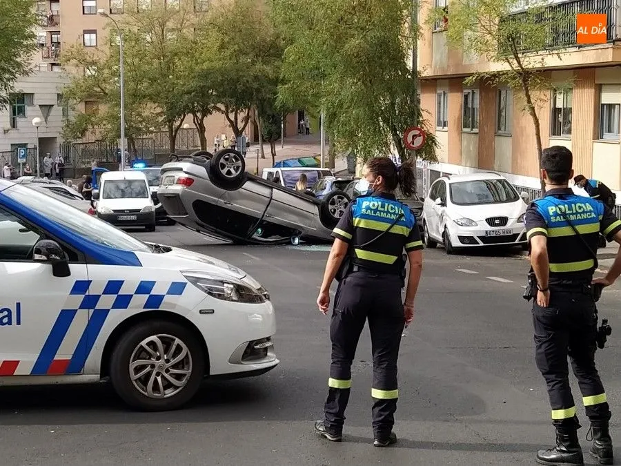 Foto 4 - Espectacular vuelco de un todoterreno en la calle Alfareros