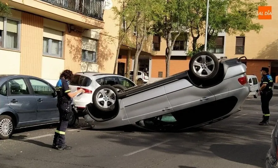 Foto 3 - Espectacular vuelco de un todoterreno en la calle Alfareros