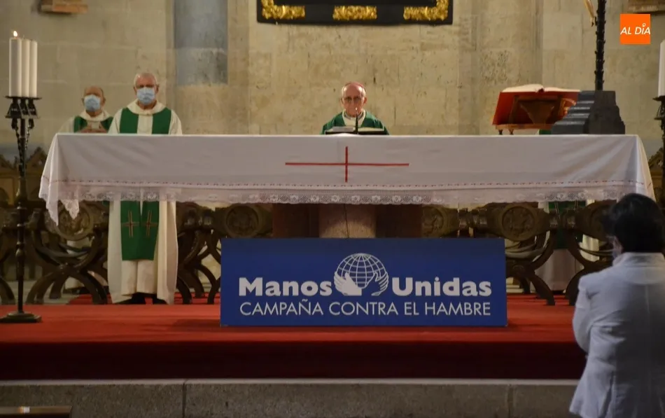 Foto 2 - Jes&uacute;s Garc&iacute;a Burillo preside la misa convocada por Manos Unidas para orar por las v&iacute;ctimas de la ...