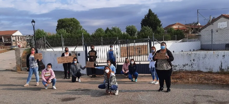 Madres de los niños en protesta a las puertas del colegio de Robleda