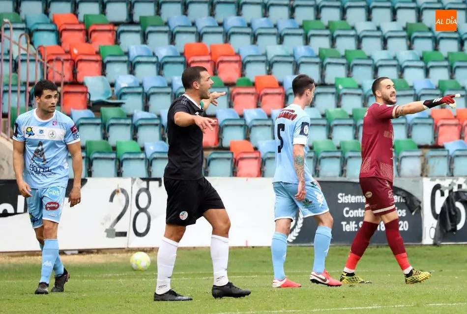 Uxío da Pena, con el brazalete de capitán del Salamanca