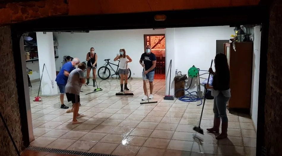 Foto 3 - Una fuerte tormenta provoca varias inundaciones e incluso que sillas de la Plaza &lsquo;naveguen&rsquo;...
