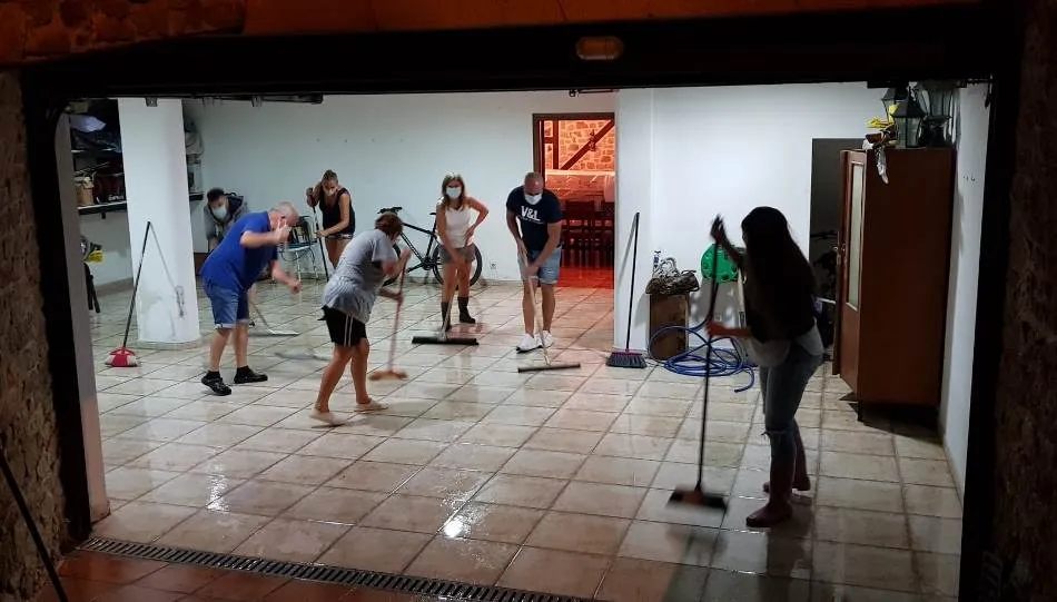 Una fuerte tormenta provoca varias inundaciones e incluso que sillas de la Plaza ‘naveguen’...