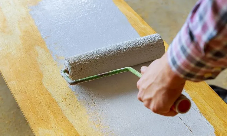 Cómo quitar la pintura de la madera con el método del hidroarenado  