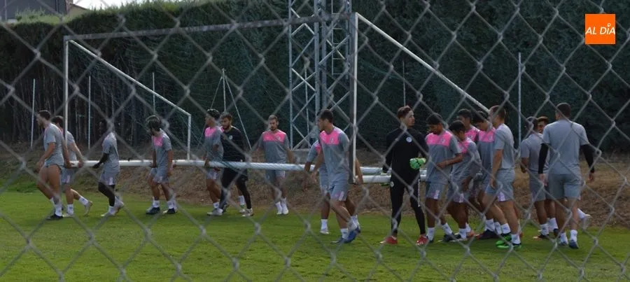 Foto 4 - El Salamanca UDS entrena en el Anexo con Lacerda al margen del grupo