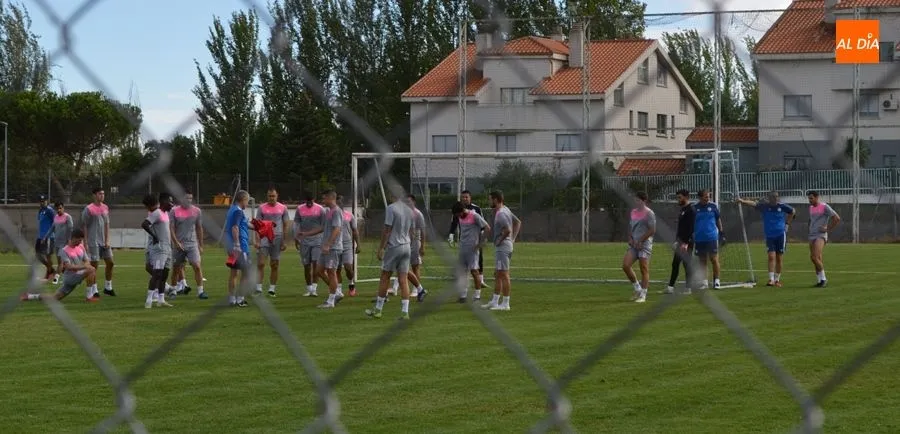 Foto 3 - El Salamanca UDS entrena en el Anexo con Lacerda al margen del grupo