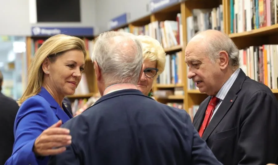 La exministra de Defensa María Dolores de Cospedal (1i), junto al exministro de Interior y miembro del PP, Jorge Fernández Díaz. Foto de Jesús Hellín - EP