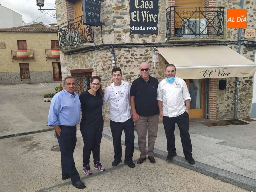 Vicente del Bosque se fotografío junto al personal del Restaurante El Vive de Alba de Tormes