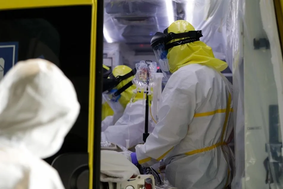 Sanitarios del SUMMA protegidos con un traje protector frente al Covid-19 trasladan a un paciente. Foto: EP