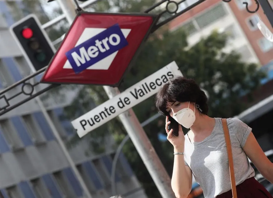 Una mujer pasea al lado del metro de Puente de Vallecas, en Madrid. Foto: EP