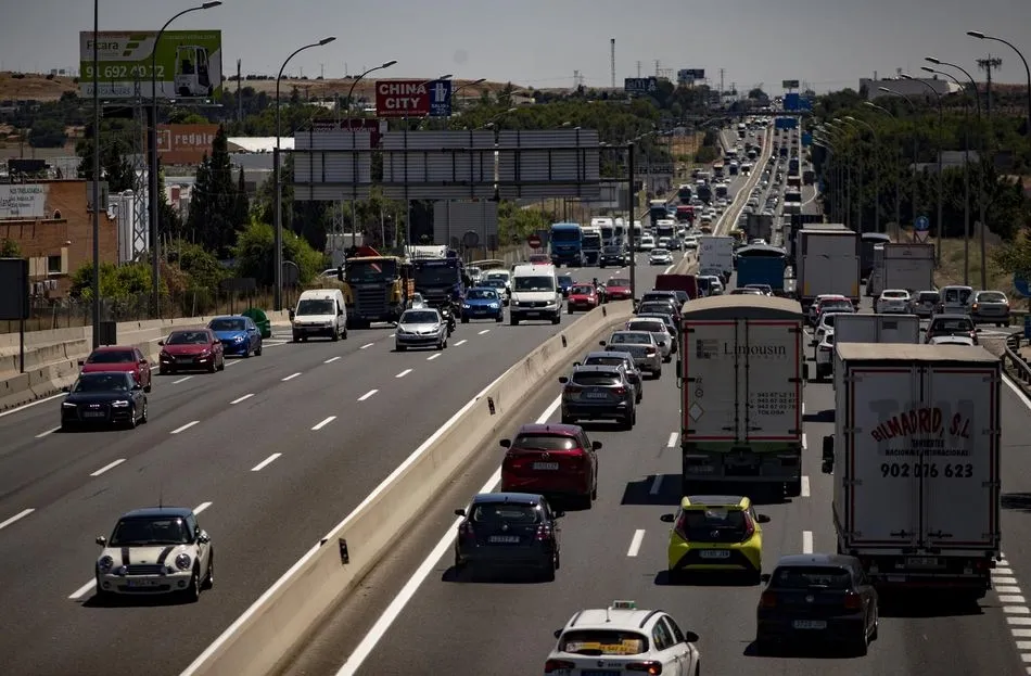 Vehículos circulando por las carreteras madrileñas
