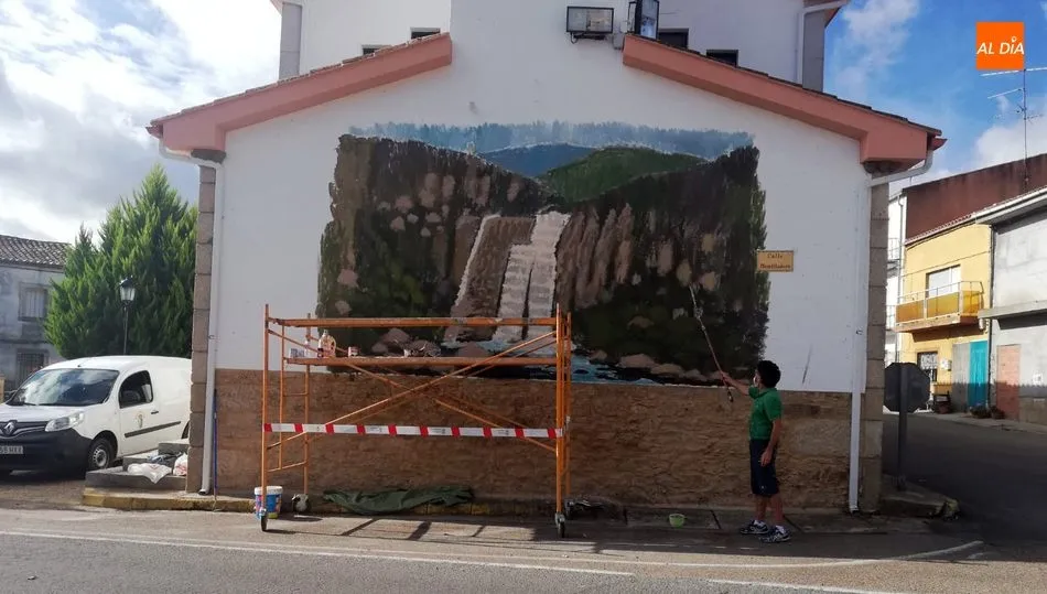 El mural es realizado por el pintor Juan Andrés Hernández