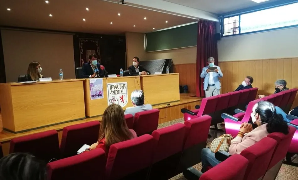 El consejero de Fomento y Medio Ambiente, Juan Carlos Suárez-Quiñones, en la inauguración de la segunda jornada del Encuentro Transfronterizo de Juventud y Deporte