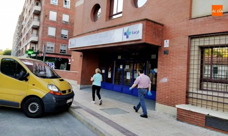 Dos personas pasan por delante de un centro de salud en Salamanca