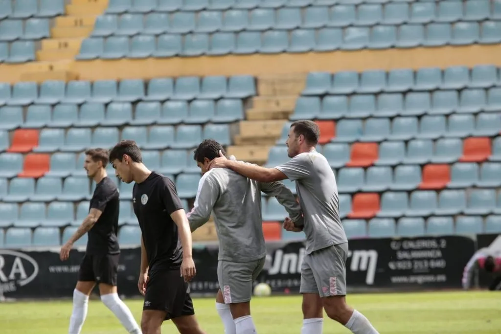Foto 6 - El Salamanca UDS vence a su filial gracias a los goles de Mora y Lauren en propia puerta (2-0)