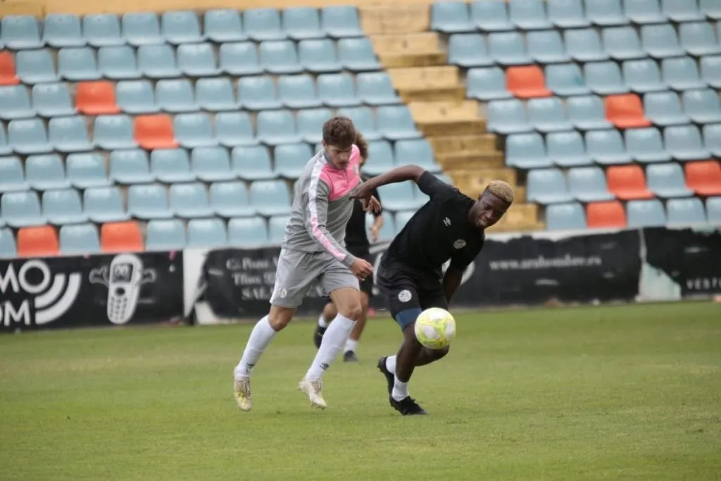 Foto 3 - El Salamanca UDS vence a su filial gracias a los goles de Mora y Lauren en propia puerta (2-0)