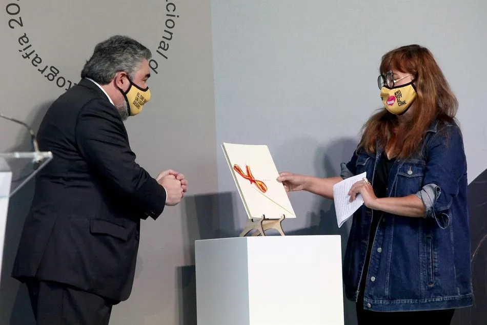 El ministro de Cultura y Deporte, José Manuel Rodríguez Uribes, hace acto de entrega del Premio Nacional de Cinematografía a la directora y guionista, Isabel Coixet. Foto: EP