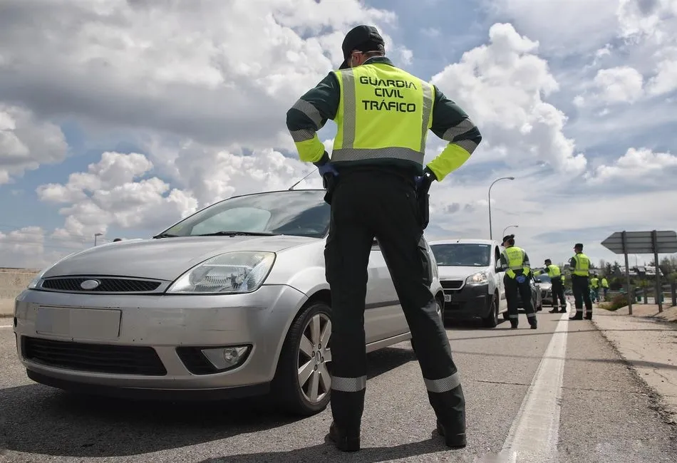 Un guardia civil da el alto a un vehículo en el punto kilométrico 19 de la A6 a su paso por la capital. Foto: EP