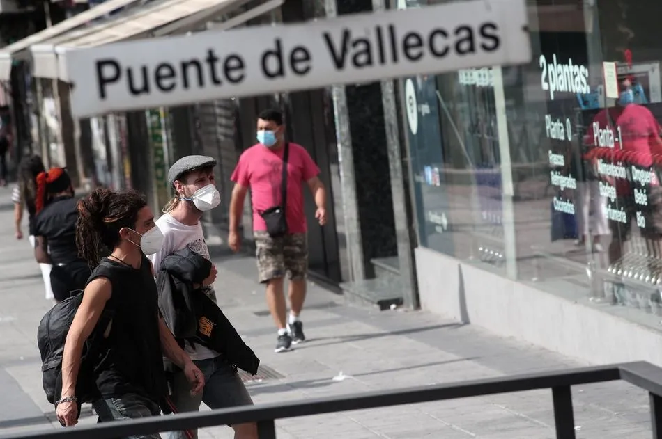 Vecinos pasean al lado del metro de Puente de Vallecas, en Madrid. Foto: EP