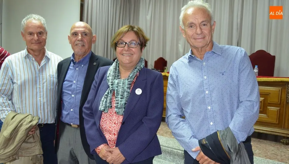 Antonio Avilés junto a la familia de David Melul y la Presidenta del Centro de Estudios Bejaranos