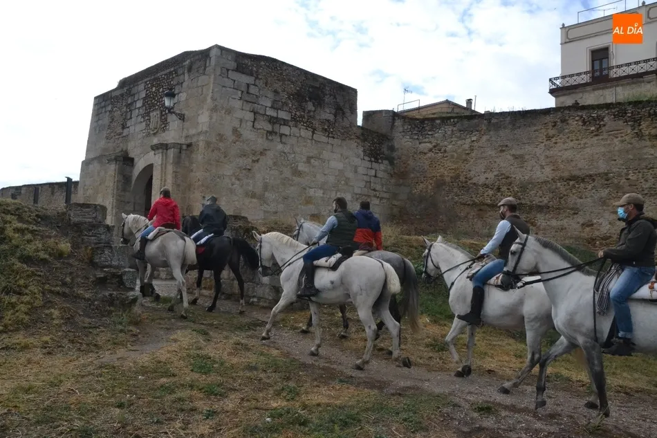 Un grupo de 24 equinos evocan con la Ruta de Wellington el espíritu de la suspendida Feria del...