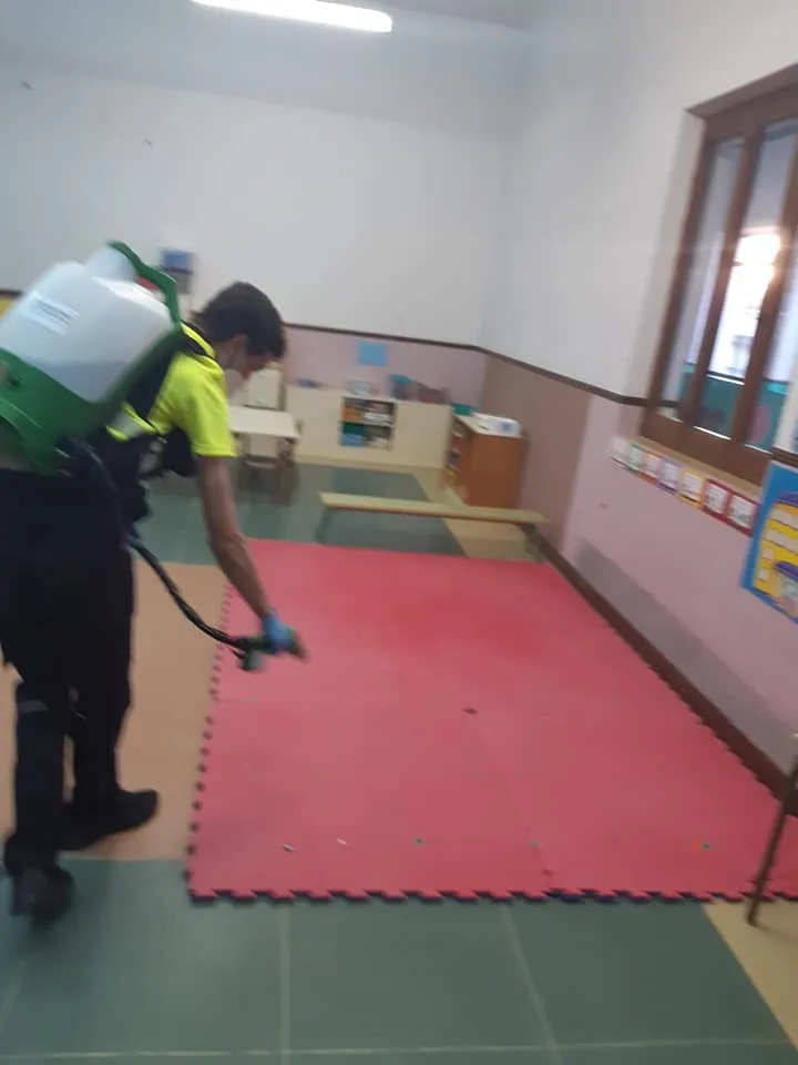 Foto 5 - Desinfectan la residencia Albertia, el instituto Senara y otras instalaciones municipales de...