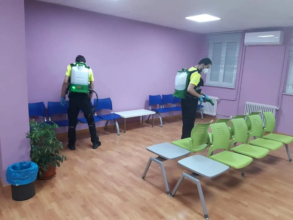 Foto 3 - Desinfectan la residencia Albertia, el instituto Senara y otras instalaciones municipales de...