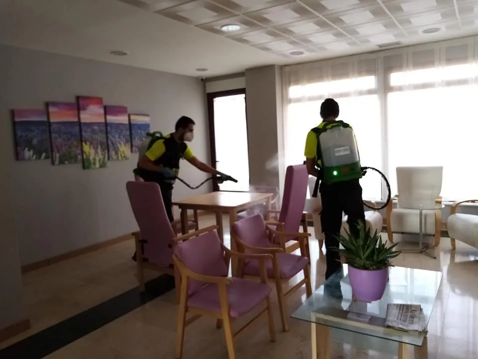 Foto 2 - Desinfectan la residencia Albertia, el instituto Senara y otras instalaciones municipales de...