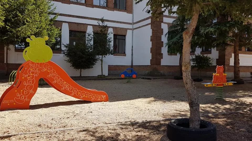 Foto 4 - El Ayuntamiento de Babilafuente entrega dos mascarillas a cada alumno del colegio y al profesorado