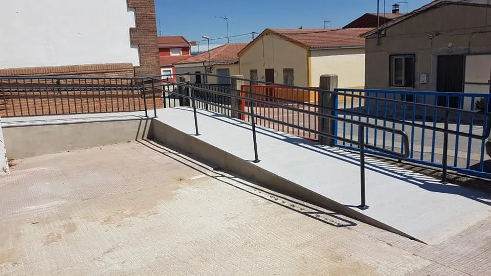 Foto 3 - El Ayuntamiento de Babilafuente entrega dos mascarillas a cada alumno del colegio y al profesorado