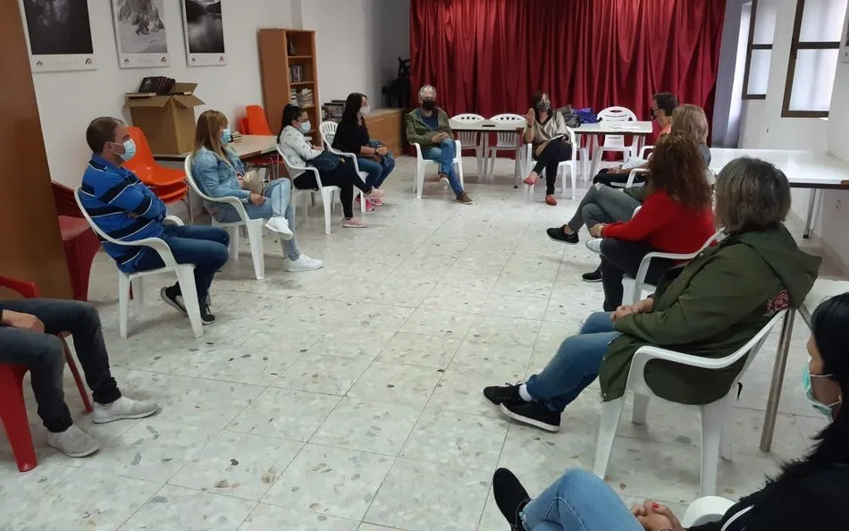 Reunión de padres y madres de los escolares de Almenara y Valverdón con representantes del PSOE de Salamanca