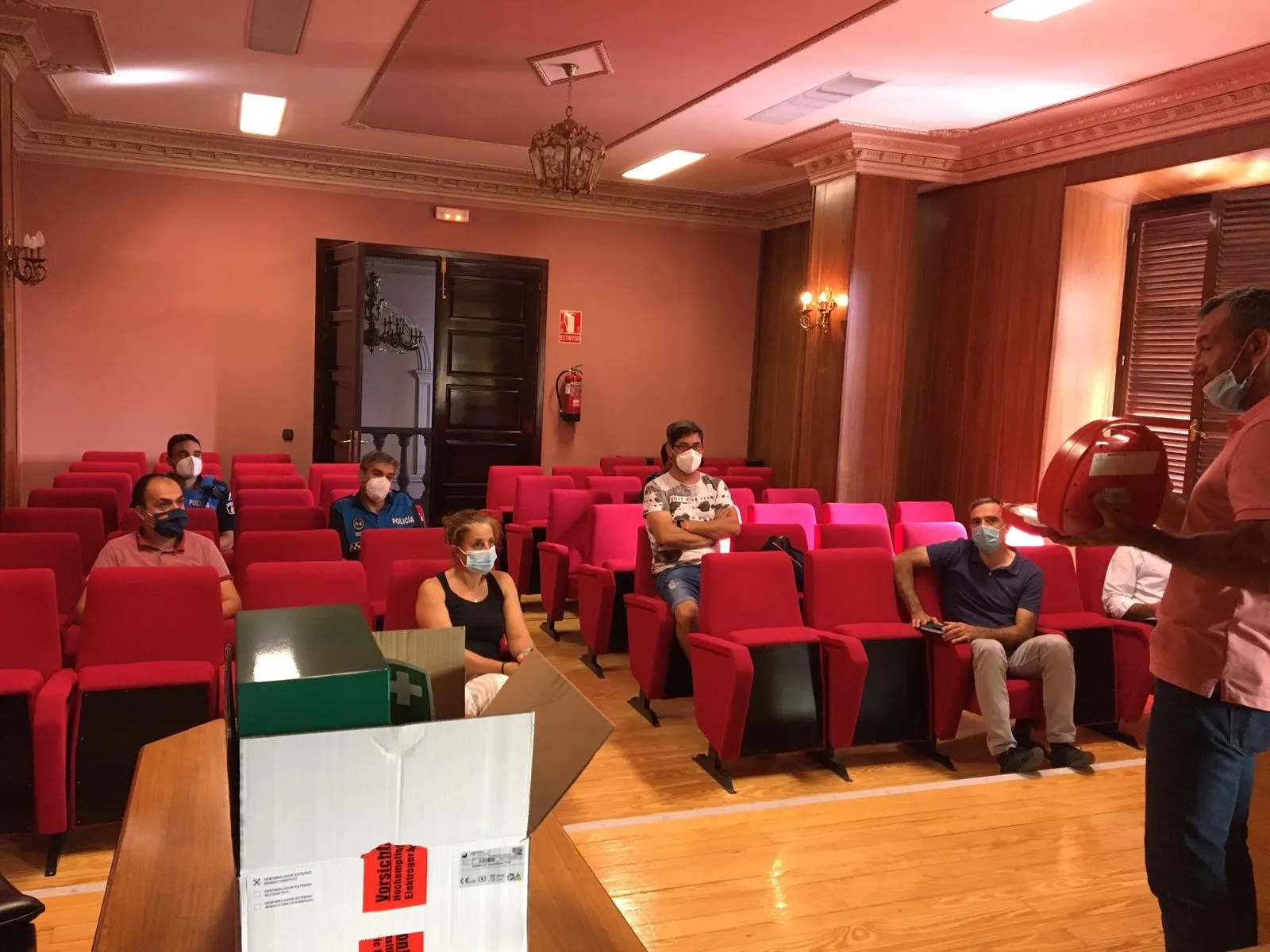 Presentación del desfibrilador instalado en el pabellón a autoridades, policía local, bomberos voluntarios y trabajadores del Ayuntamiento