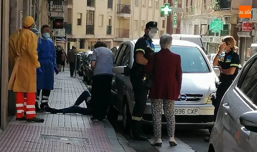 Sanitarios y agentes atendiendo a la persona indispuesta. Foto de Lydia González