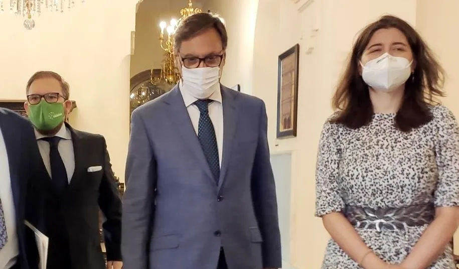 El alcalde de Salamanca, Carlos García Carbayo, en el centro, antes de la rueda de prensa de este lunes. Foto EP