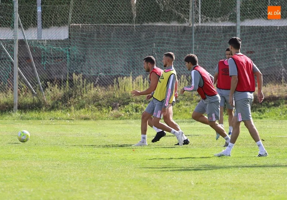 Foto 3 - Sesi&oacute;n de gimnasio y ejercicios con bal&oacute;n del Salamanca UDS de Egea para seguir engrasando la...