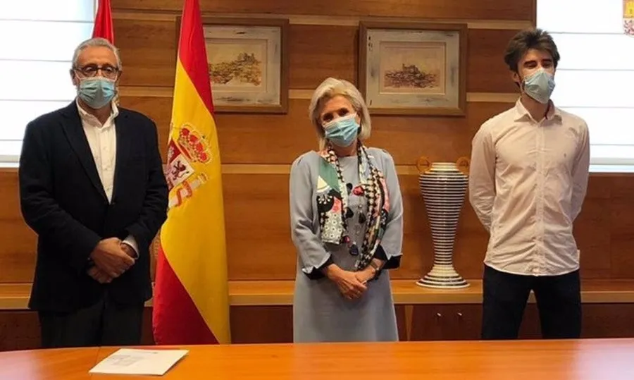 La consejera de Sanidad, Verónica Casado, en el centro, junto al secretario general del sindicato CESM Castilla y León, Tomás Toranzo, (i) y el representante del comité de huelga de los médicos internos residentes, Rafael Pedraza (d). Foto JCYL