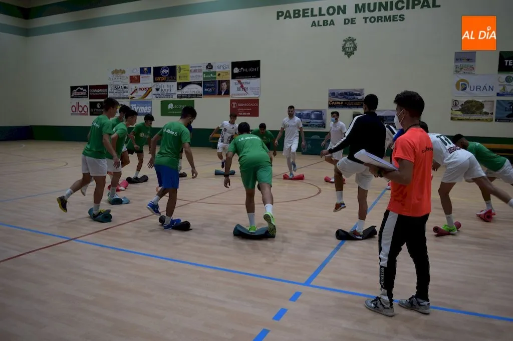Los jugadores realizan ejercicio físico en el primer entrenamiento de la pretemporada / Pedro Zaballos
