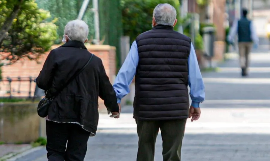 Dos ancianos en un parque, en Madrid (España), a 2 de mayo de 2020. . Foto de Ricardo Rubio - EP archivo