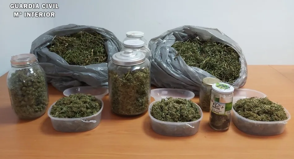 La Guardia Civil interceptaba 3,2 kilos de marihuana en esta operación